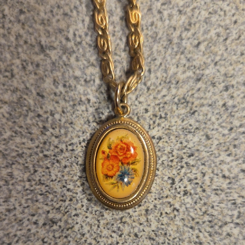 Avon Gold Tone Oval Floral Pendant Necklace - Women - Picture 3 of 6
